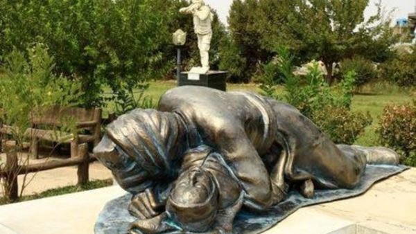 تمثال لعمر خوار وهو نصب تذكاري لتخليد ذكرى ضحايا هجوم كيماوي في حلبجة في عام 1988
