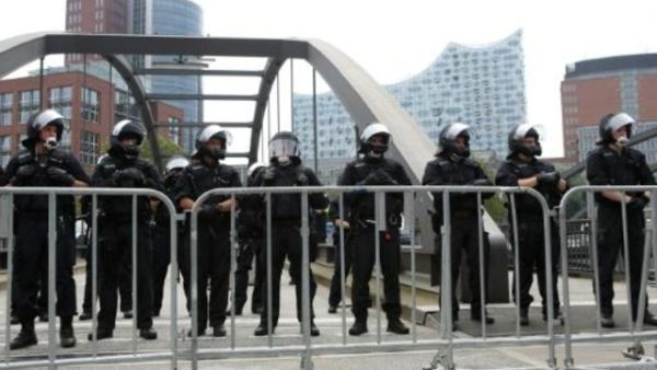 عناصر الشرطة في هامبورغ حيث تعقد قمة مجموعة العشرين

