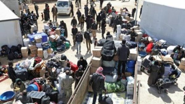 نازحون من حرستا في الغوطة الشرقية اثناء وصولهم الى بلدة معرة الاخوان في محافظة ادلب في شمال غرب سوريا
