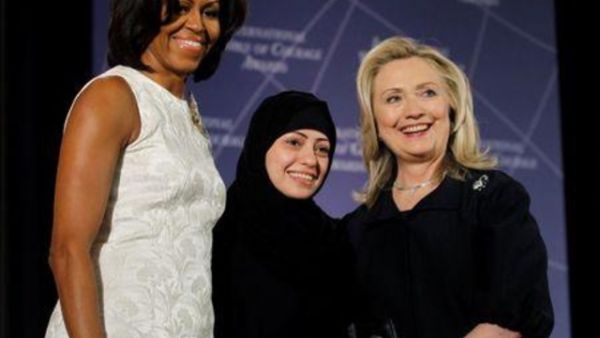 الناشطة في مجال حقوق المرأة سمر بدوي (وسط) رفقة ميشيل أوباما (يسار) زوجة الرئيس الأمريكي السابق باراك أوباما ووزيرة الخارجية الأمريكية السابقة هيلاري كلينتون (يمين).

