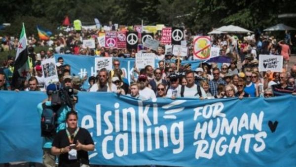 متظاهرون في 15 تموز/يوليو 2018 في هلسنكي عشية قمة ترامب وبوتين
