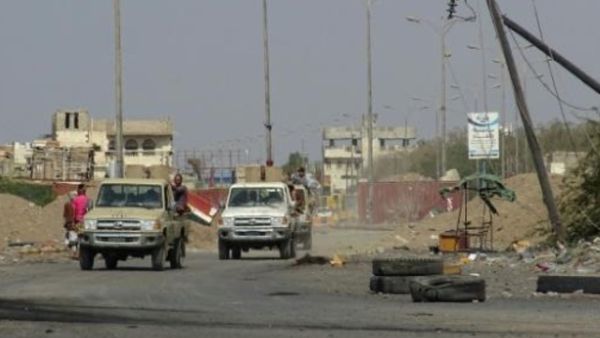 قوات موالية للحكومة اليمنية قرب مدينة الحديدة
