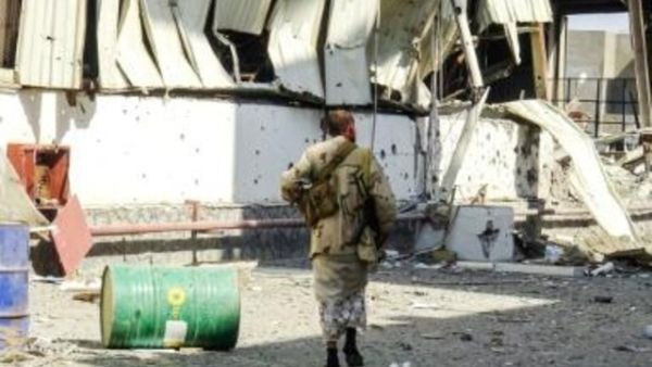 عناصر من القوات اليمنية الموالية للحكومة تسير وسط الدمار في الضواحي الشرقية لمدينة الحديدة

