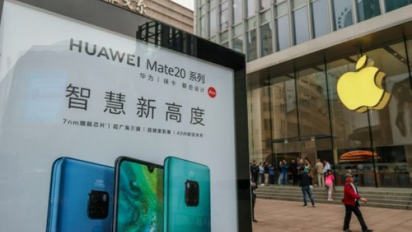 لوحة إعلانية لشركة هواوي أمام متجر آبل في شانغهاي
