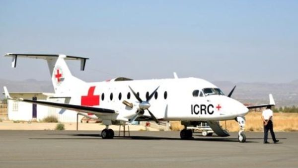 طائرة تابعة للجنة الدولية للصليب الاحمر في مطار صنعاء
