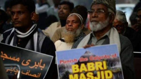 نشطاء هنود يشاركون في احتجاج في الذكرى السنوية ال24 لهدم مسجد بابري الذي يعود تاريخه الى القرن السادس عشر في نيودلهي العام الماضي

