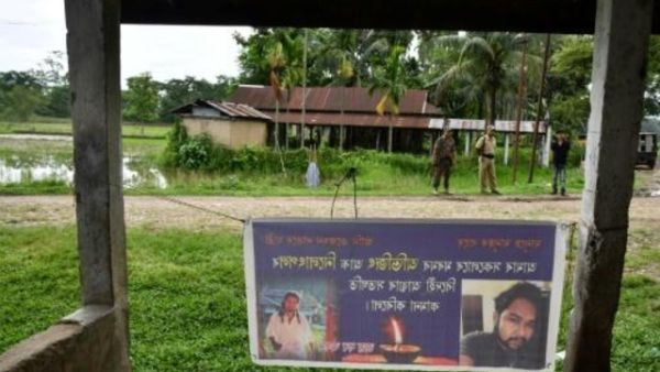 لافتة تحمل صورتي نيولاتبال داس وابيجيت ناث
