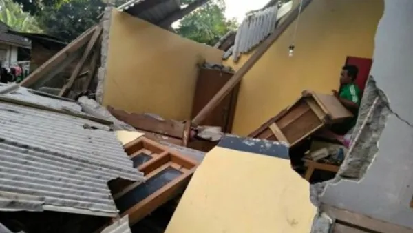 دمار ناتج عن الزلزال في جزيرة لومبوك السياحية في جنوب شرق إندونيسيا

