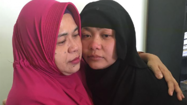 العاملة توتي تورسيلاواتي تودع والدتها قبل سفرها إلى السعودية

