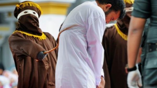 شاب اندونيسي يعاقب الجلد علنا بعد ادانته بالمثلية الجنسية
