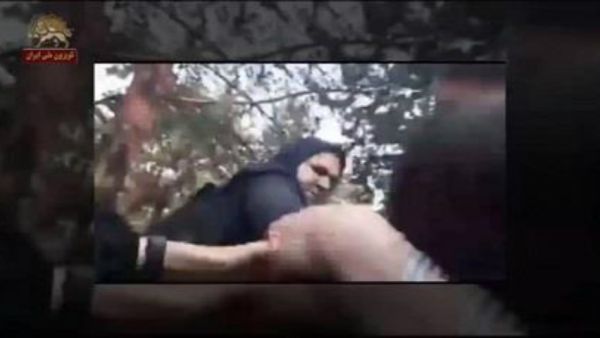 الشرطة الايرانية تعتدي على فتاة بذريعة سوء التحجب