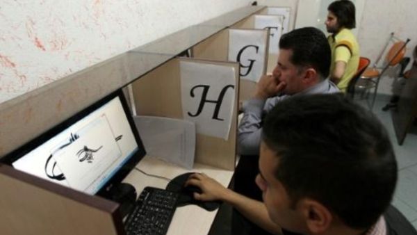 ايرانيون في مقهى انترنت في العاصمة طهران
