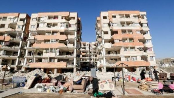 ايرانيون يخرجون املاكهم من مبان متضررة نتيجة الزلزال في سربل ذهاب بمحافظة كرمنشاه

