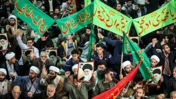  الآلاف من المؤيدين للنظام يتظاهرون في إيران