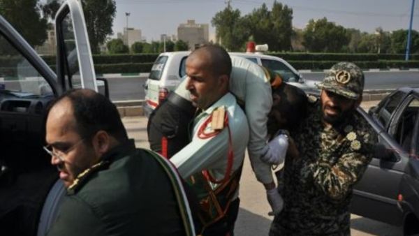 نقل جندي جريح في الهجوم على عرض عسكري في مدينة الأهواز بجنوب غرب إيران
