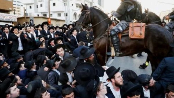 الشرطة الاسرائيلية تعتقل يهودا متدينين يحتجون على التجنيد
