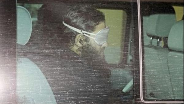 موقوف في حافلة للامن الالماني في طريقه الى النيابة العامة الفدرالية في كارلسروهي جنوب المانيا اشتبهت السلطات في انتمائه الى تنظيم الدولة الاسلامية

