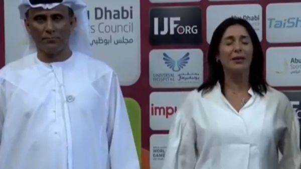 وزيرة الثقافة والرياضة الإسرائيلية ميري ريغيف تبكي اثناء اداء النشيد الوطني.
