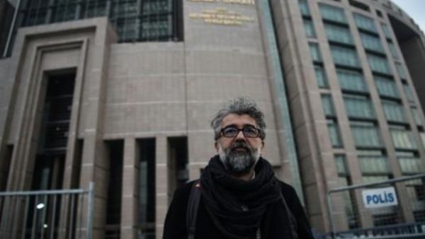 ممثل منظمة "مراسلون بلا حدود" في تركيا ايرول اوندروغلو امام المحكمة في اسطنبول
