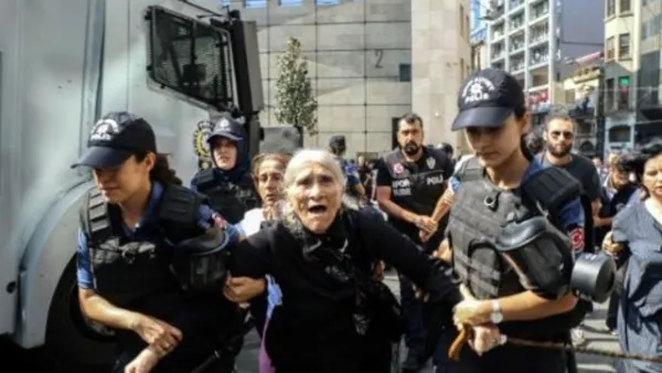 توقيف القيادية في تحرك "أمهات السبت" أمينة أوجاك في اسطنبول
