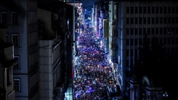 تظاهرة نسائية حاشدة تطالب بالحرية في اسطنبول
