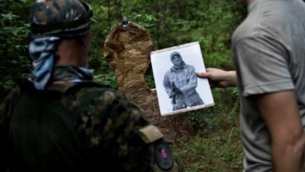 أعضاء في ميليشيا قوة جورجيا الأمنية يضعون أهدافاً قبل التدرب على اطلاق النار في جاكسون في جورجيا

