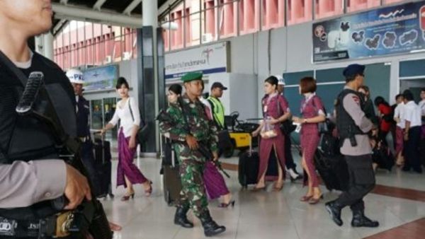 دورية للشرطة الاندونيسية في مطار جاكرتا


