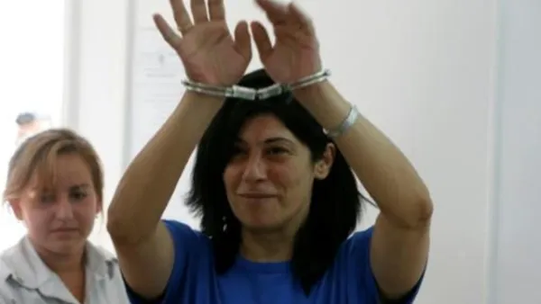 النائبة الفلسطينية خالدة جرار عند مثولها امام محكمة عوفر العسكرية الاسرائيلية
