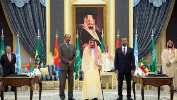 صورة وزعها الديوان الملكي السعودي تظهر العاهل السعودي سلمان متوسطا رئيس وزراء اثيوبيا ورئيس اريتريا في جدة
