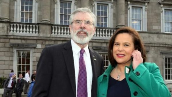 جيري ادامز وماري لو ماكدونالد امام البرلمان الايرلندي في دبلن
