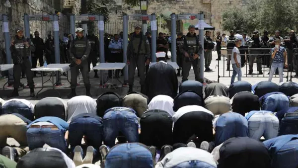 شرطة الحدود الإسرائيلية امام مصلين فلسطينيين عند المسجد الأقصى
