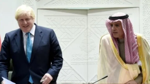 وزير الخارجية السعودي عادل الجبير مع نظيره البريطاني بوريس جونسون في الرياض
