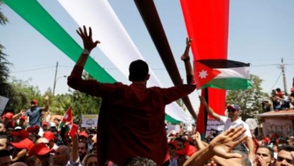 اردنيون يتظاهرون ضد غلاء المعيشة وزيادة الضرائب
