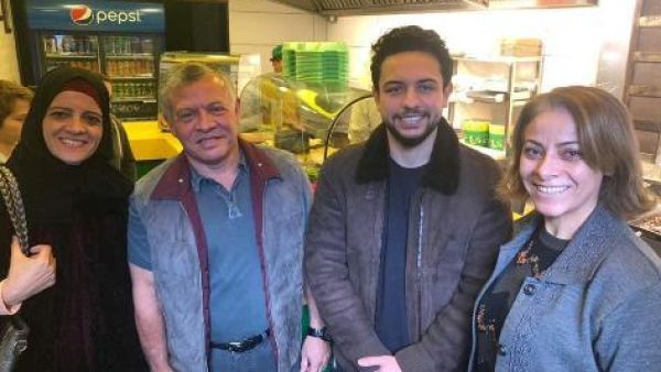 الملك عبدالله الثاني يشتري الفلافل وسط عمّان