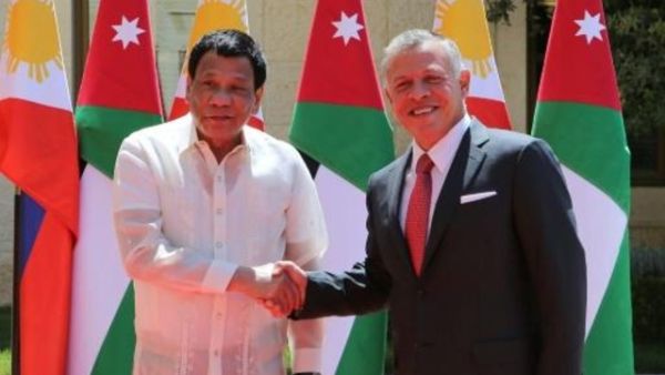 الملك عبدالله الثاني مصافحا رئيس الفيليبين رودريغو دوتيرتي
