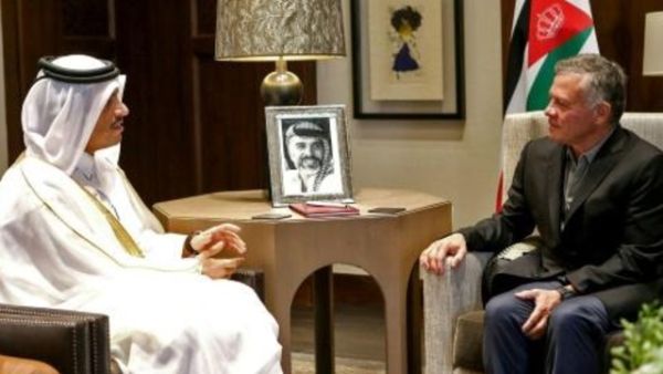 الملك عبد الله الثاني مستقبلا نائب رئيس الوزراء القطري وزير الخارجية الشيخ محمد بن عبد الرحمن آل ثاني في عمان
