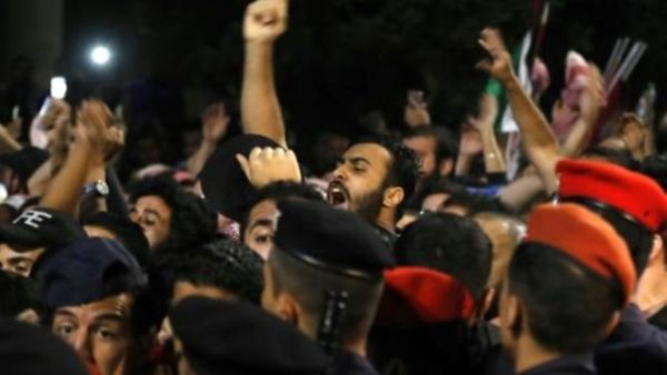 أردنيون تظاهروا احتجاجا على الغلاء وزيادة الضرائب قرب مقر رئيس الوزراء في عمان

