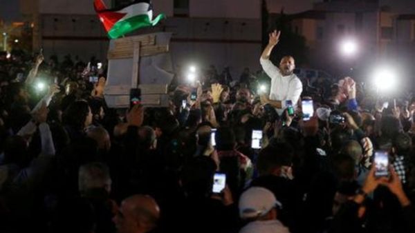 محتجون خلال مظاهرة في عمان

