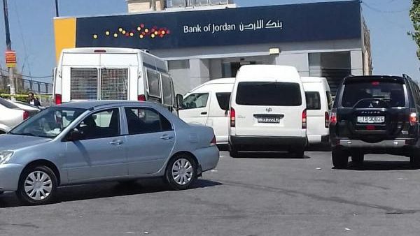 سطو مسلح على بنك في الأردن وانباء عن اعتقال المنفذ