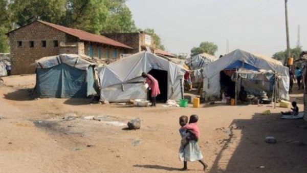 طفلة تحمل أخاها في مخيم للنازحين داخليا في جوبا
