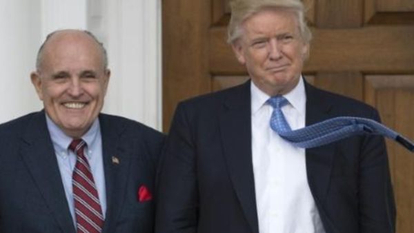 الرئيس دونالد ترامب خلال لقائه حاكم نيويورك سابقا رودي جولياني
