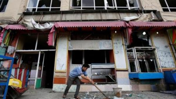 أفغاني يزيل حطاما عقب تفجير كابول يوم الأحد
