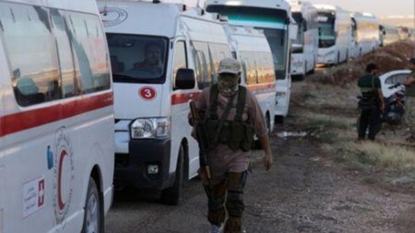 مقاتلون إسلاميون من هيئة تحرير الشام بجوار سيارات إسعاف قرب بلدتي الفوعة وكفريا بإدلب
