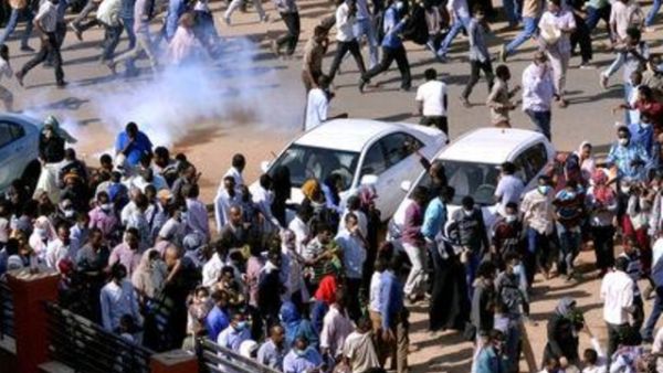 متظاهرون سودانيون يفرون من قنابل غاز مسيلة للدموع أطلقتها قوات الأمن لتفريقهم في احتجاجات مناهضة للحكومة بالعاصمة الخرطوم

