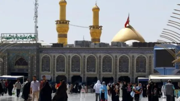 زوار ايرانيون في مرقد الامام العباس في كربلاء

