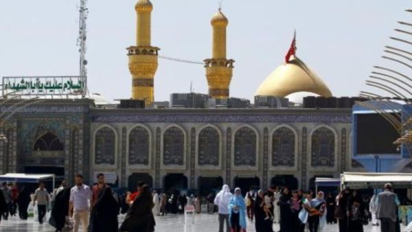 زوار ايرانيون في مرقد الامام العباس في كربلاء

