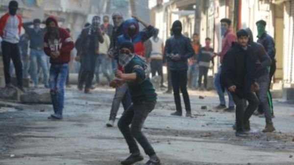 متظاهرون يرشقون قوات الامن بالحجارة في كشمير

مقتل ثمانية اشخاص في اشتباك في الجزء الهندي من كشمير