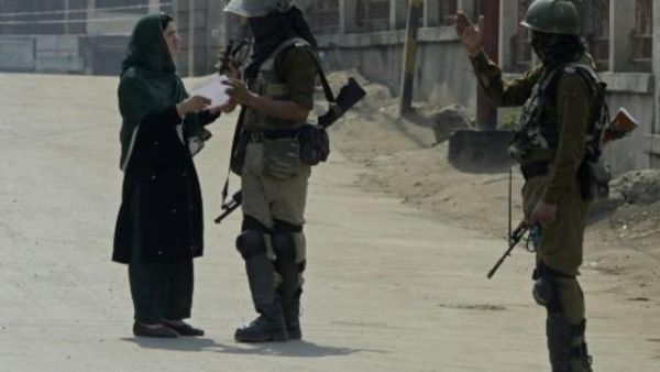 جنديان هنديان يستوقفان كشميرية خلال اضراب ليوم دعاه إله الانفصاليون في سريناغار

