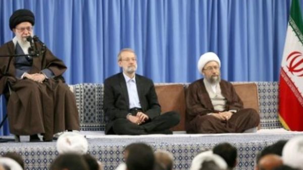 آية الله علي خامنئي وإلى يساره علي لاريجاني وشقيقه صادق
