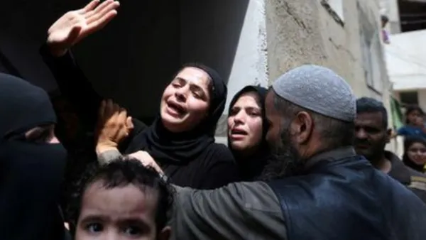 أقارب الفلسطيني ناصر شراب (18 عاما) الذي قتلته القوات الإسرائيلية اثناء احتجاج على طول الحدود بين قطاع غزة وإسرائيل يبكون اثناء جنازته في خان يونس
